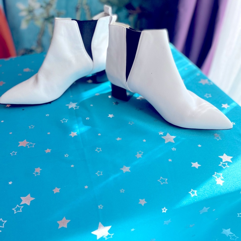 NEW Nine West 9 1/2 white leather pointy-toed boots.